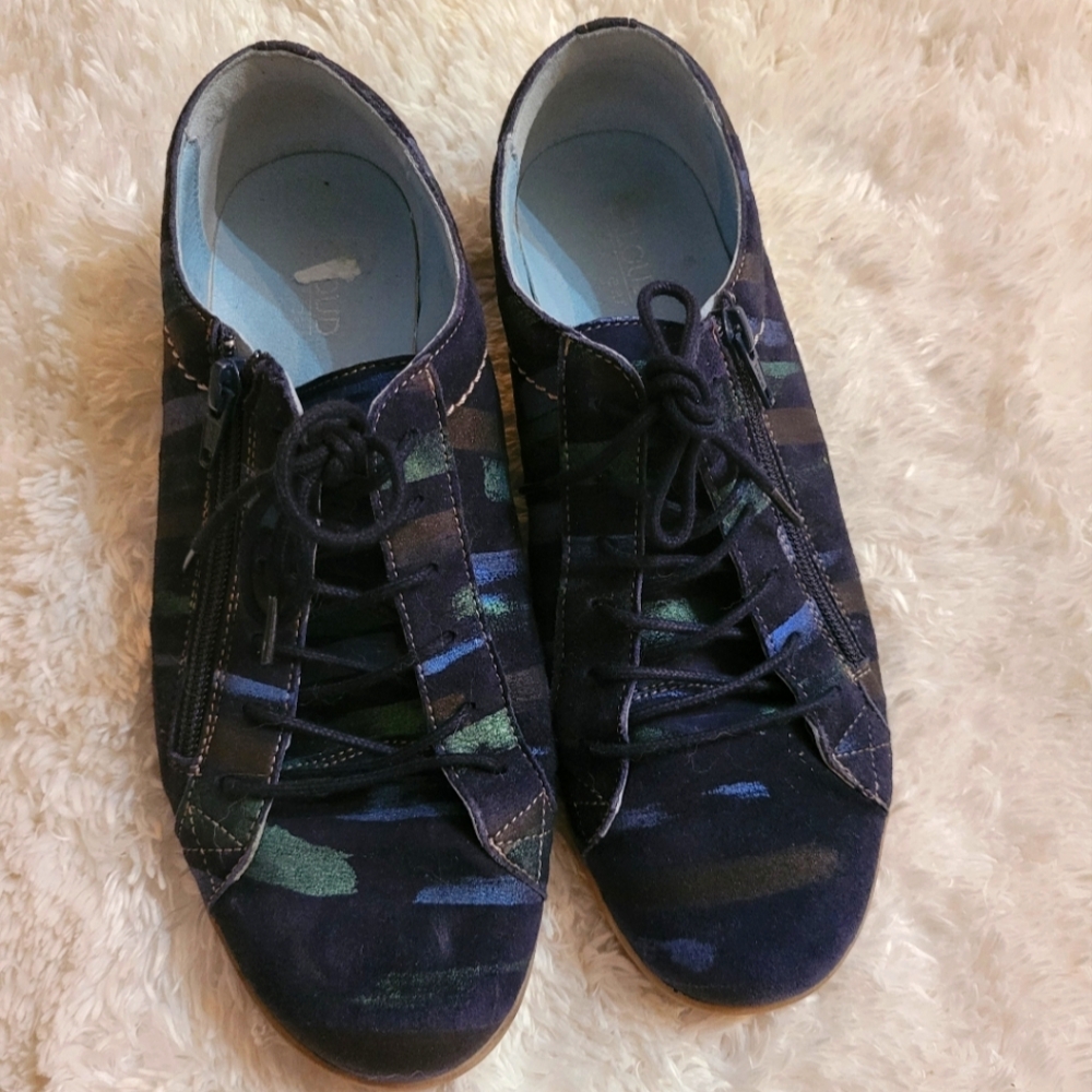 Cloud Women's Comfortable Soles Sneakers. Size 9.